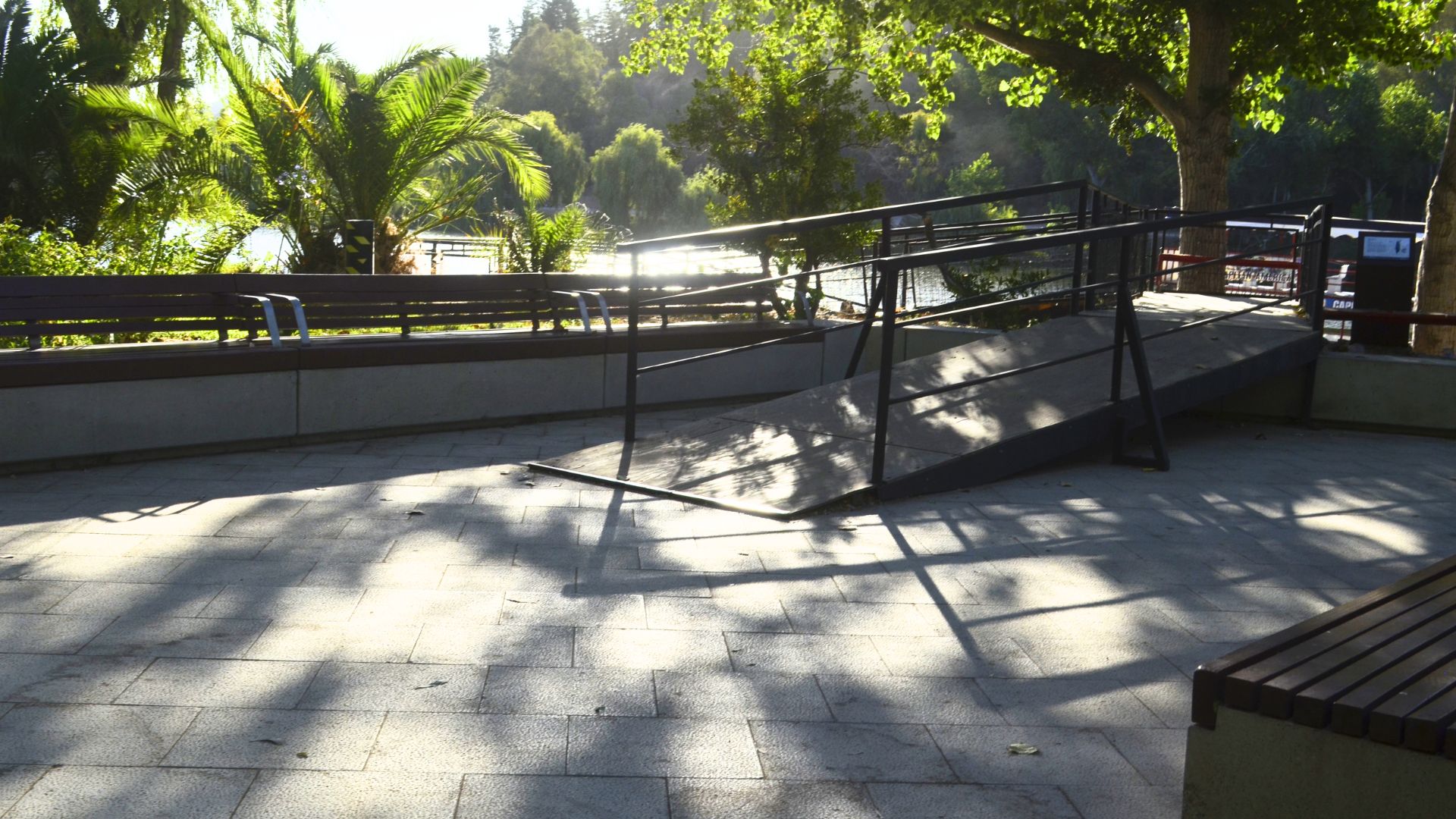 fotografía de una rampa del parque, cuenta con barandas y sombra